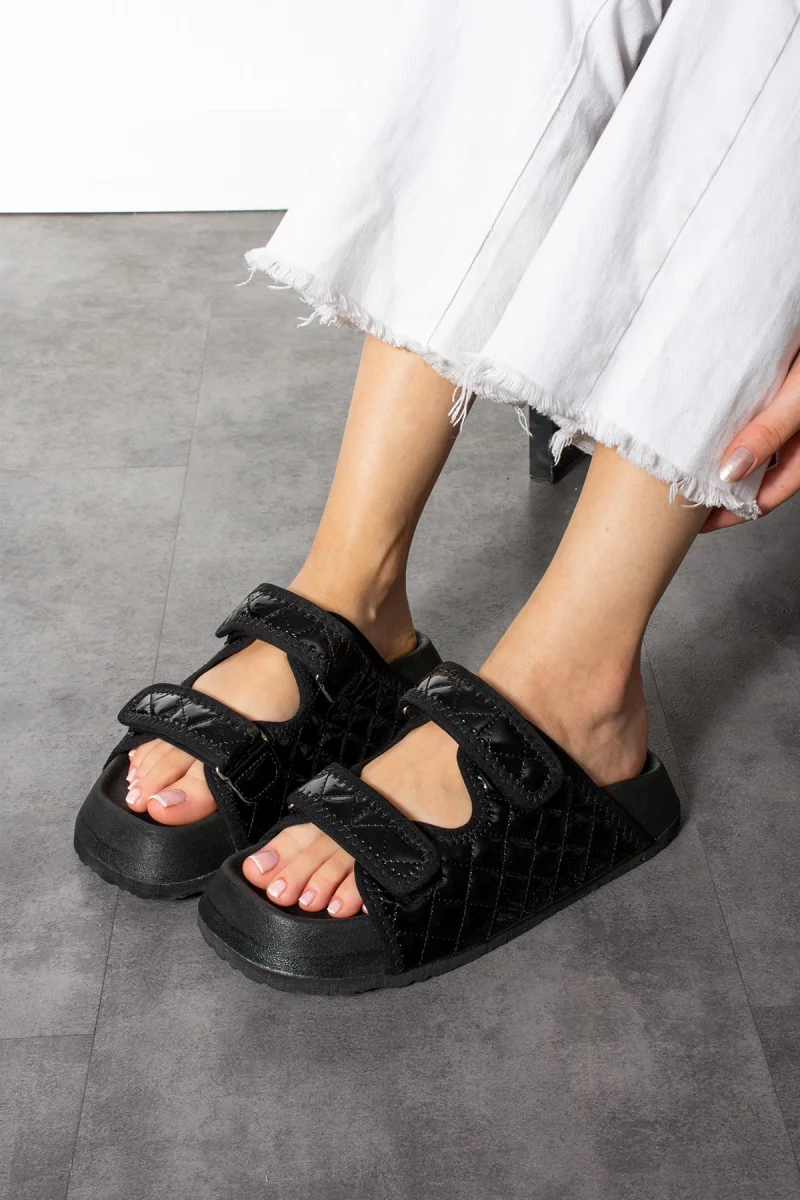 Kapitone Cırtlı Ev Dış Mekan Kadın Terlik – Parlak Siyah