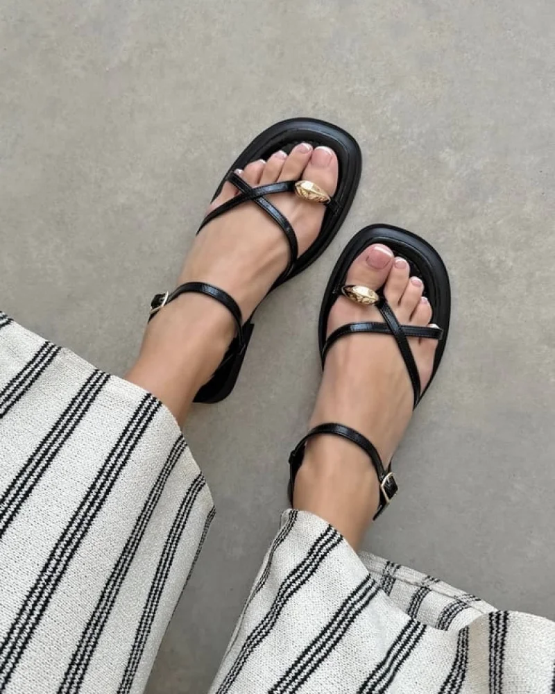 Enza Womens Thong Wrinkled Leather Sandal Black