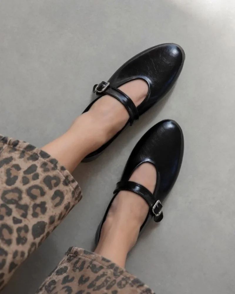 Jin Women Wrinkled Leather Flats Black