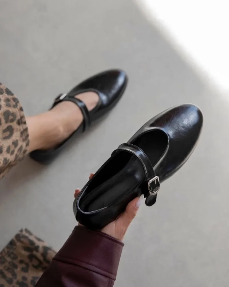 Jin Women Wrinkled Leather Flats Black