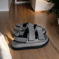 Freent Gri Cırtlı Kadın Sandalet – Rahat ve Şık Yazlık Model