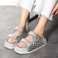 Kapitone Cırtlı Ev Dış Mekan Kadın Terlik – Parlak Gri