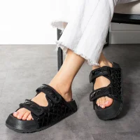 Kapitone Cırtlı Ev Dış Mekan Kadın Terlik – Parlak Siyah