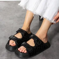 Kapitone Cırtlı Ev Dış Mekan Kadın Terlik – Parlak Siyah