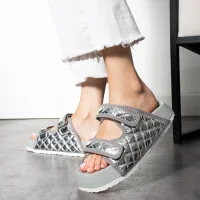 Kapitone Cırtlı Ev Dış Mekan Kadın Terlik – Parlak Gri