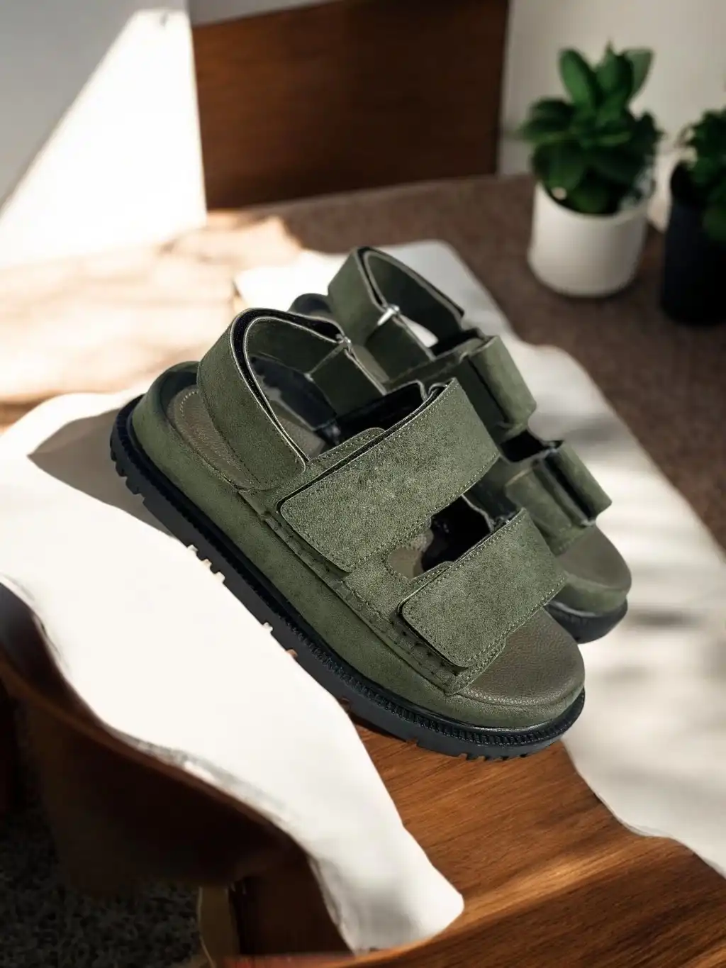 Freent Haki Cırtlı Kadın Sandalet – Rahat ve Şık Yazlık Model