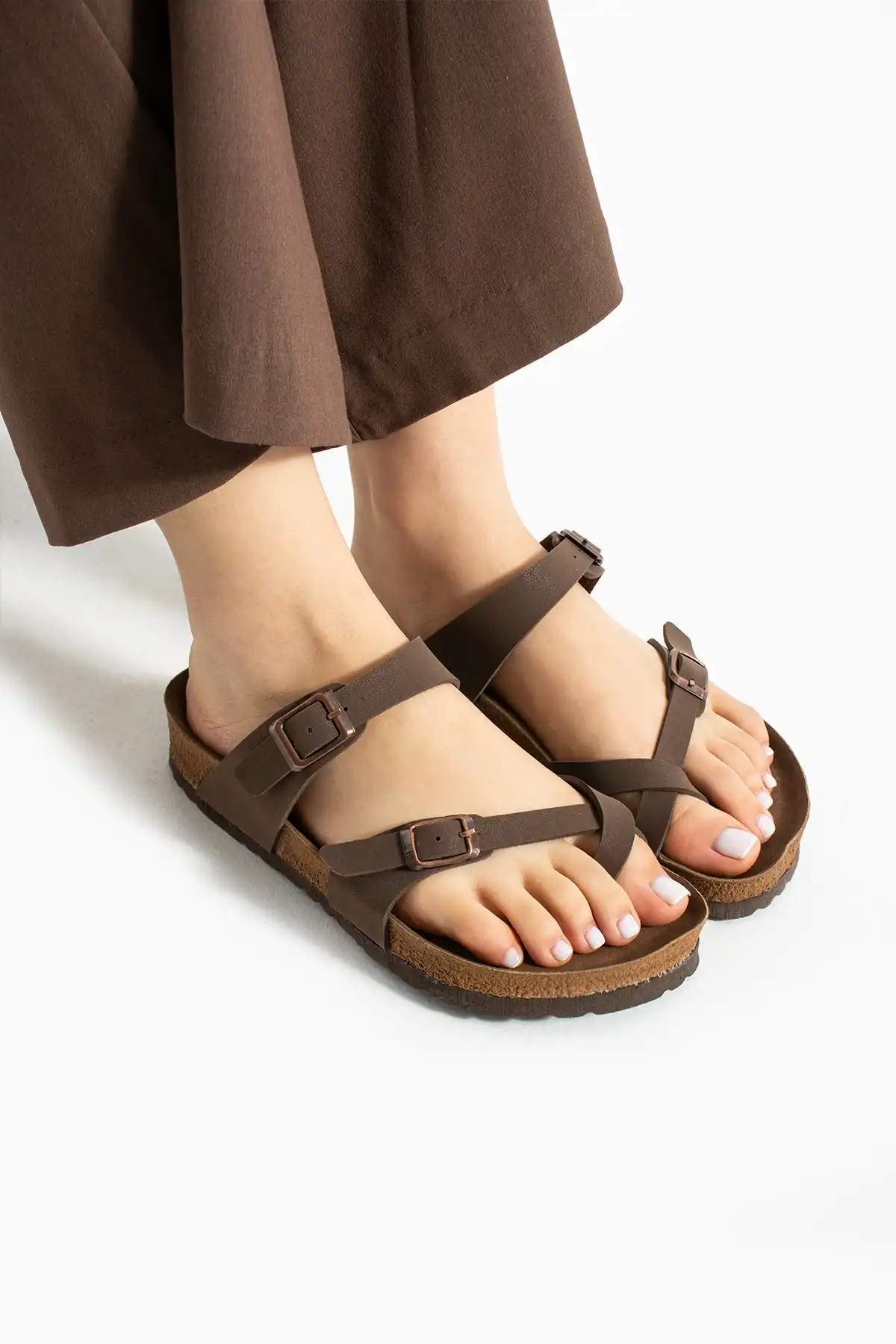 Moderno Kadın Terlik Kahve – Çapraz Bant, Konforlu, Şık ve Rahat