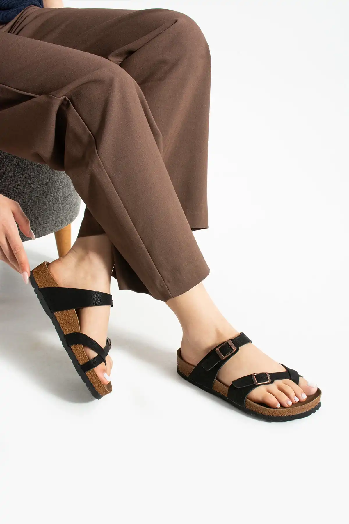 Moderno Kadın Terlik Siyah – Çapraz Bant, Konforlu, Şık ve Rahat
