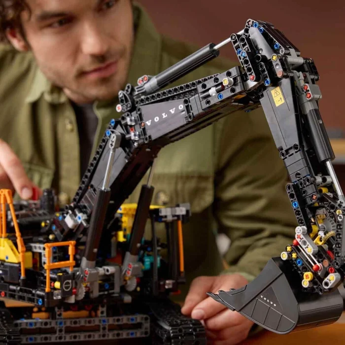 42215 Lego Technic Volvo Ec500 Hybrid Ekskavatör 2359 Parça +18 Yaş