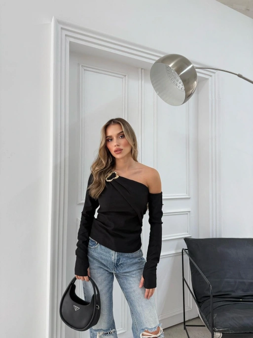 AKSESUAR DETAY OMUZ DEKOLTE BLUZ SİYAH