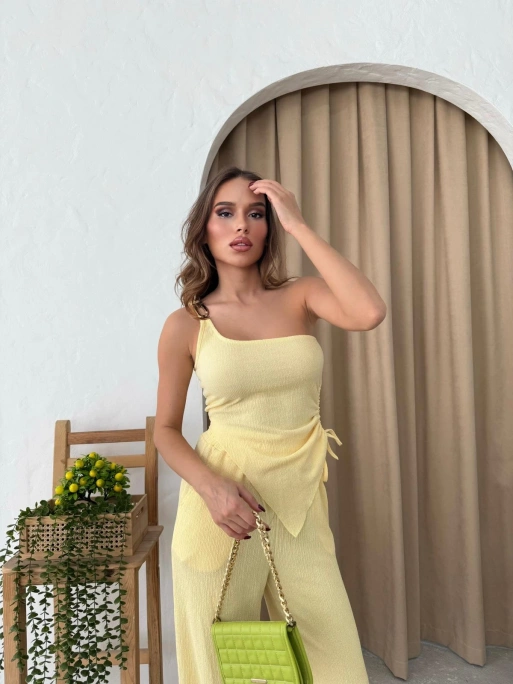AKSESUAR DETAY YAN BÜZGÜLÜ BLUZ VE PANTOLONLU GOFRE İKİLİ TAKIM SARI