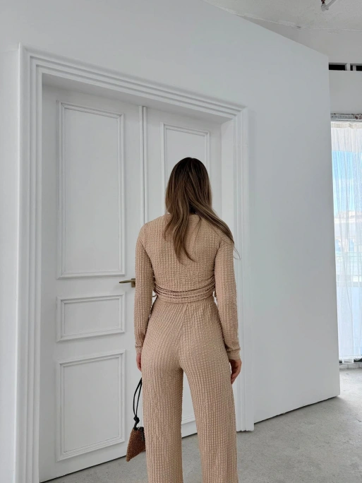 BÜZGÜLÜ BLUZ VE PANTOLONLU GOFRE İKİLİ TAKIM BEJ