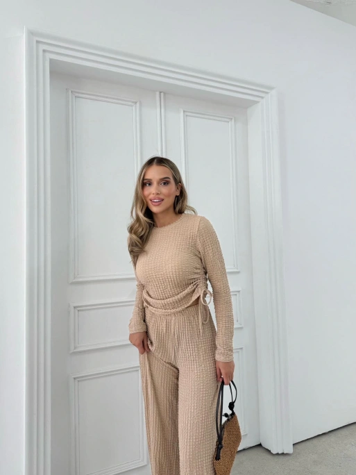 BÜZGÜLÜ BLUZ VE PANTOLONLU GOFRE İKİLİ TAKIM BEJ