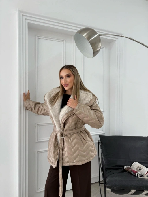 BEL KUŞAKLI BAKLAVA DESEN YAKA KÜRK DETAY ŞİŞME MONT BEJ