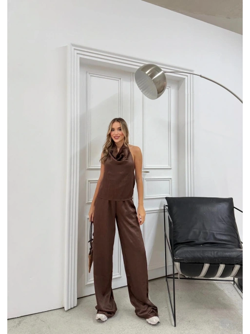 DEGAJE YAKA SIRT DEKOLTE BLUZ VE PANTOLONLU SATEN İKİLİ TAKIM KAHVE