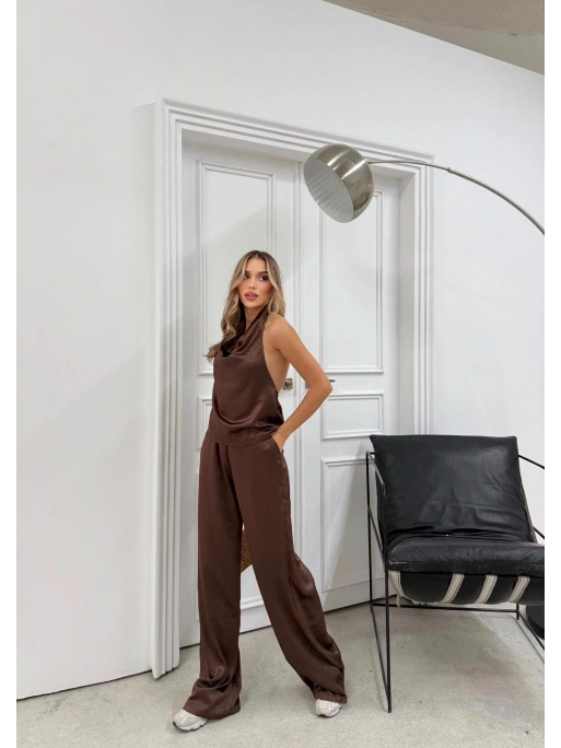 DEGAJE YAKA SIRT DEKOLTE BLUZ VE PANTOLONLU SATEN İKİLİ TAKIM KAHVE