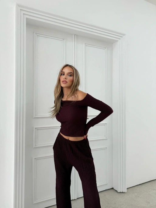DÜŞÜK OMUZ BLUZ VE PANTOLONLU GOFRE İKİLİ TAKIM BORDO