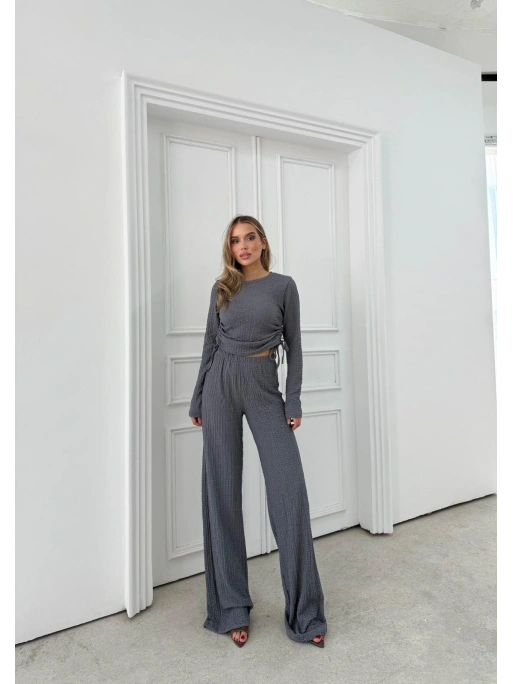 BÜZGÜLÜ BLUZ VE PANTOLONLU GOFRE İKİLİ TAKIM GRİ