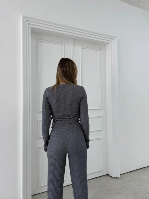 BÜZGÜLÜ BLUZ VE PANTOLONLU GOFRE İKİLİ TAKIM GRİ