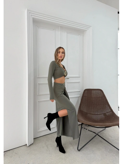 KRUVAZE YAKA AKSESUAR DETAY BLUZ VE ETEK AKSESUAR SAÇAKLI İKİLİ TAKIM HAKİ