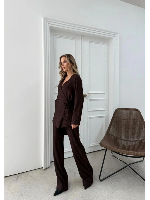 KRUVAZE YAKA BAĞLAMA DETAY BLUZ VE PANTOLONLU SELANİK KUMAŞ İKİLİ TAKIM KAHVE