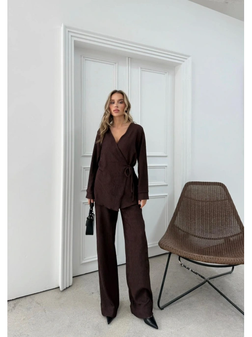 KRUVAZE YAKA BAĞLAMA DETAY BLUZ VE PANTOLONLU SELANİK KUMAŞ İKİLİ TAKIM KAHVE