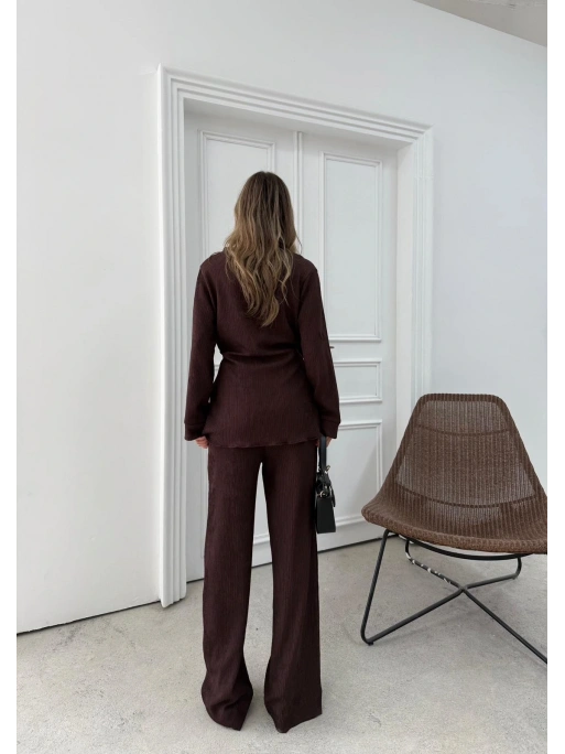 KRUVAZE YAKA BAĞLAMA DETAY BLUZ VE PANTOLONLU SELANİK KUMAŞ İKİLİ TAKIM KAHVE