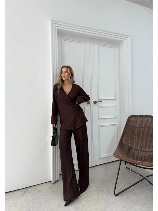 KRUVAZE YAKA BAĞLAMA DETAY BLUZ VE PANTOLONLU SELANİK KUMAŞ İKİLİ TAKIM KAHVE