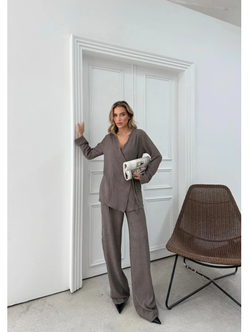 KRUVAZE YAKA BAĞLAMA DETAY BLUZ VE PANTOLONLU SELANİK KUMAŞ İKİLİ TAKIM VİZON