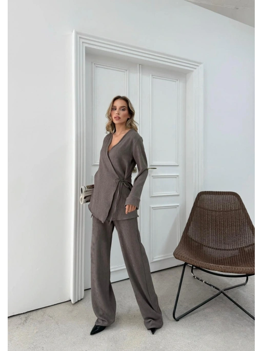 KRUVAZE YAKA BAĞLAMA DETAY BLUZ VE PANTOLONLU SELANİK KUMAŞ İKİLİ TAKIM VİZON