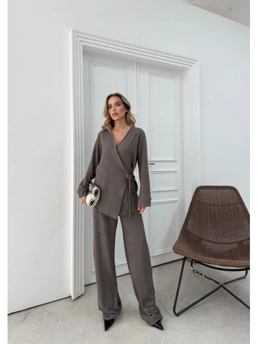 KRUVAZE YAKA BAĞLAMA DETAY BLUZ VE PANTOLONLU SELANİK KUMAŞ İKİLİ TAKIM VİZON