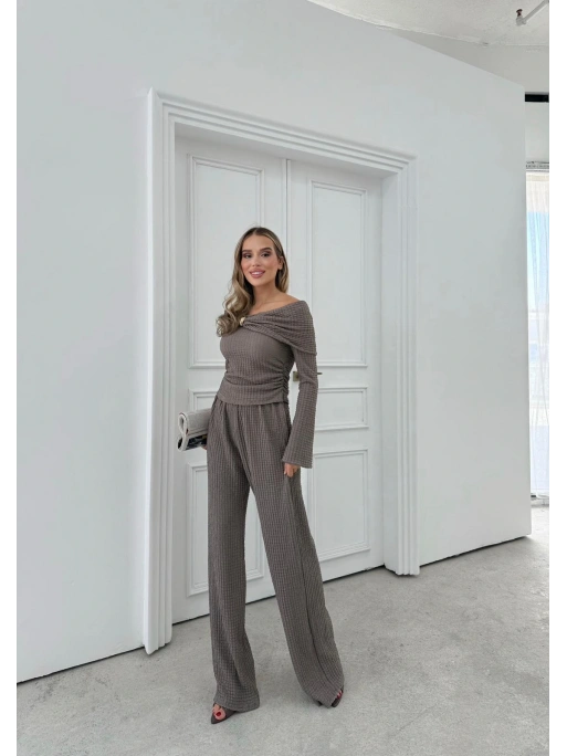 MADONNA YAKA AKSESUAR DETAY BLUZ VE PANTOLONLU GOFRE İKİLİ TAKIM VİZON