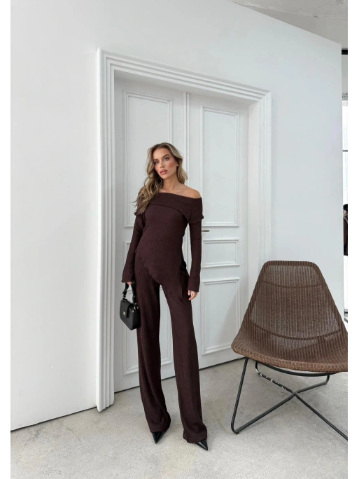 MADONNA YAKA ASİMETRİK DETAY BLUZ VE PANTOLONLU SELANİK KUMAŞ İKİLİ TAKIM KAHVE