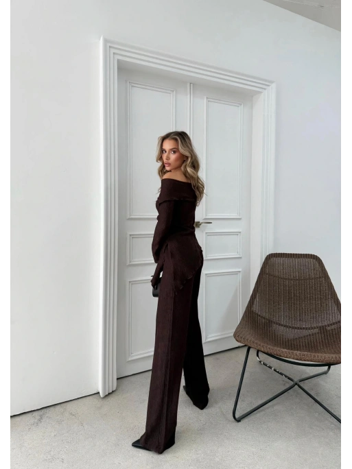 MADONNA YAKA ASİMETRİK DETAY BLUZ VE PANTOLONLU SELANİK KUMAŞ İKİLİ TAKIM KAHVE