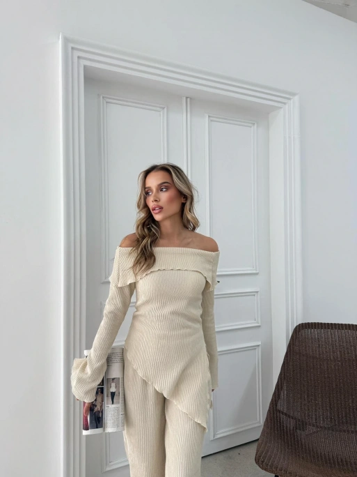 MADONNA YAKA ASİMETRİK DETAY BLUZ VE PANTOLONLU SELANİK KUMAŞ İKİLİ TAKIM KREM