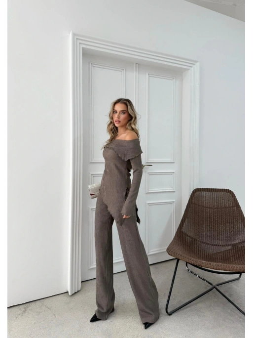 MADONNA YAKA ASİMETRİK DETAY BLUZ VE PANTOLONLU SELANİK KUMAŞ İKİLİ TAKIM VİZON