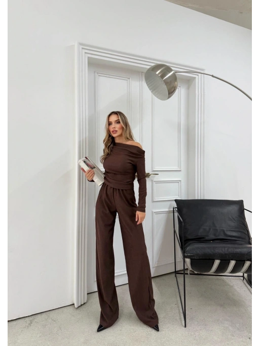 OMUZ DEKOLTE BLUZ VE PANTOLONLU SELANİK KUMAŞ İKİLİ TAKIM KAHVE
