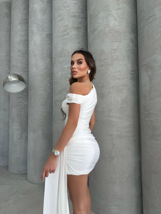 OMUZ DEKOLTE DETAY ETEK SAÇAKLI MİNİ ELBİSE BEYAZ