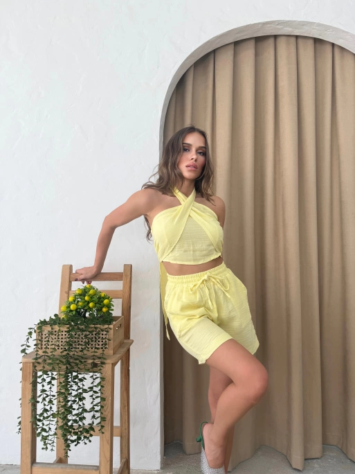 ŞORTLU VE BOYUNDAN BAĞLAMALI BLUZ KETEN İKİLİ TAKIM SARI