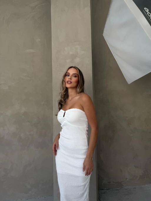 STRAPLEZ AKSESUAR DETAY GOFRE UZUN ELBİSE BEYAZ