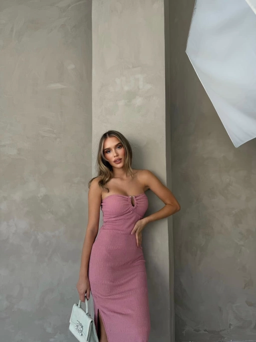 STRAPLEZ AKSESUAR DETAY GOFRE UZUN ELBİSE PEMBE