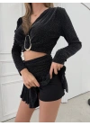 AKSESUAR DETAY BLUZ VE ŞORT ETEKLİ SİMLİ İKİLİ TAKIM