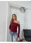 AKSESUAR DETAY OMUZ DEKOLTE BLUZ BORDO