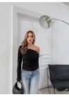 AKSESUAR DETAY OMUZ DEKOLTE BLUZ SİYAH
