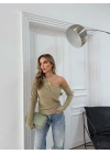 AKSESUAR DETAY OMUZ DEKOLTE BLUZ YEŞİL