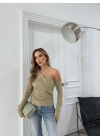 AKSESUAR DETAY OMUZ DEKOLTE BLUZ YEŞİL