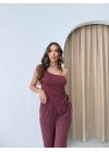 AKSESUAR DETAY YAN BÜZGÜLÜ BLUZ VE PANTOLONLU GOFRE İKİLİ TAKIM BORDO