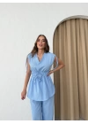 BEL BAĞLAMA VE OMUZ BAĞLAMA DETAY BLUZ VE PANTOLONLU GOFRE İKİLİ TAKIM MAVİ
