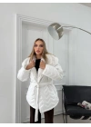 BEL KUŞAKLI BAKLAVA DESEN YAKA KÜRK DETAY ŞİŞME MONT BEYAZ