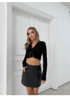 DEGAJE YAKA AKSESUAR DETAY SANDY CROP BLUZ SİYAH